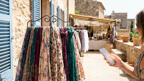 SHEIN-التسوق عبر الإنترنت: كيف غيّر قواعد الموضة الرقمية